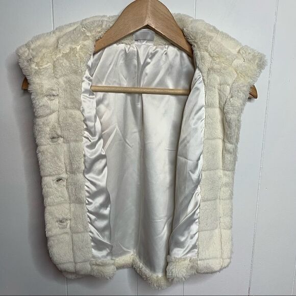 Hanna Andersson Faux Fur Vest Button Front Sz 130 - Picture 4 of 6